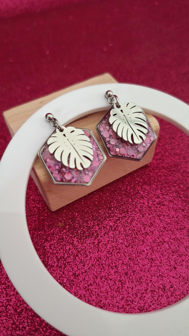 Boucles d&#039;oreilles Monstera argentées paillettes roses 