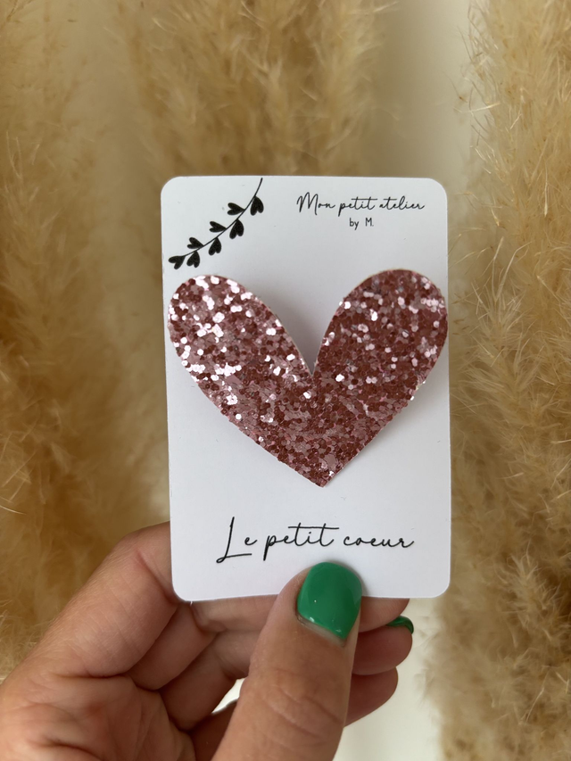 Broche - Coeur rose pailleté biscornu