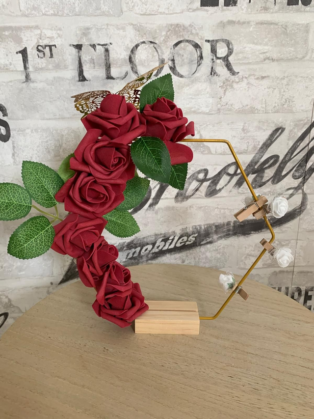 Mon accroche photo avec son socle en bois et ces jolie rose de mousse