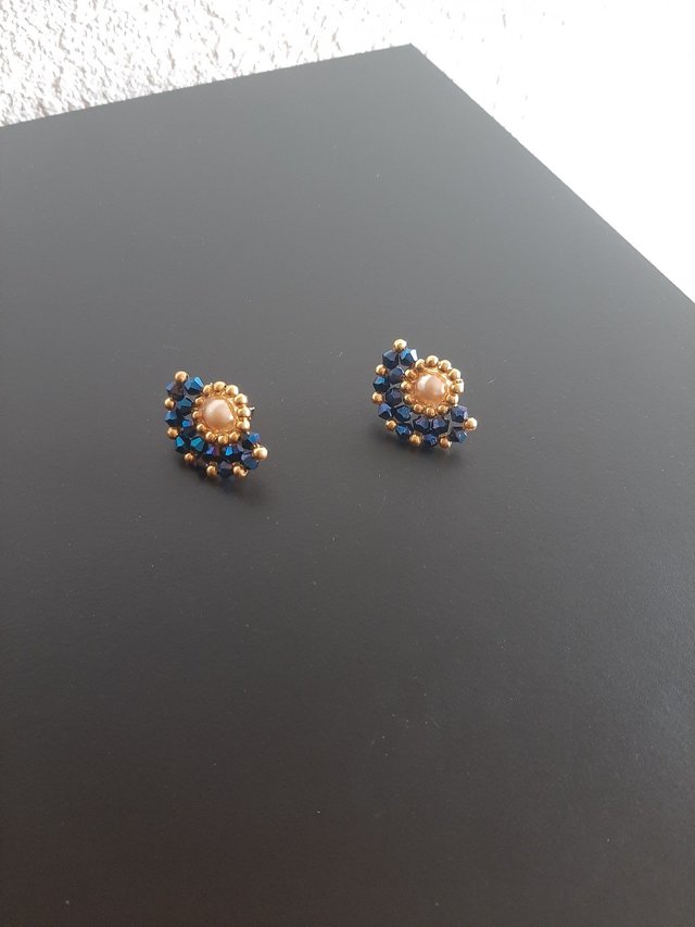 Boucles d&#039;oreille demi lune bleu fantôme doré en perle de verre cristal		