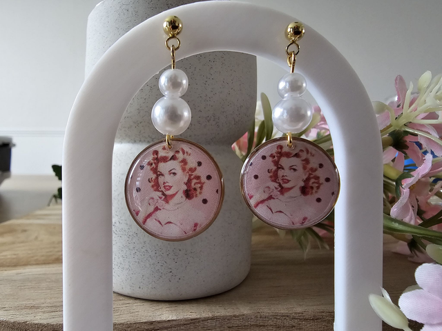 "RÉTRO CHIC" PIN-UP fond rose poid noir (1)