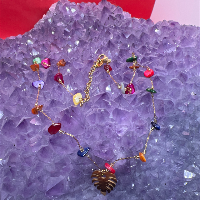 **Collier en Agate Teintée – Couleurs et Élégance**  