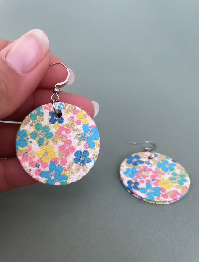 Boucles d'oreilles carton et tissu imprimé de forme ronde, collection « pâquerette vintage » - tons blanc, rose, bleu, vert et doré. 
