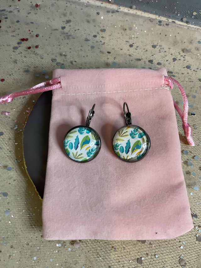 French style cabochon earrings. Leaf design.
