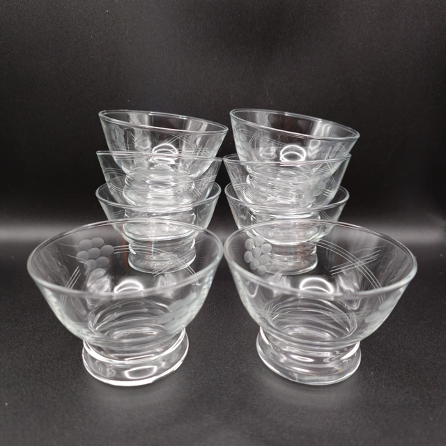 Lot de 8 coupes à dessert en verre gravé 