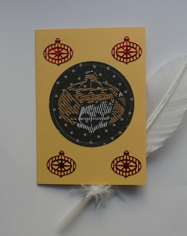 Jolie boule de Noël dorée