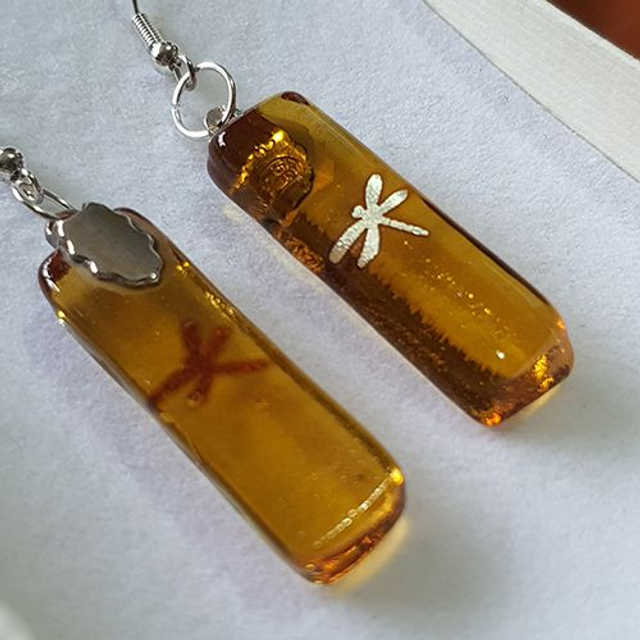 Dragonfly Amber glass dangly earrings e69