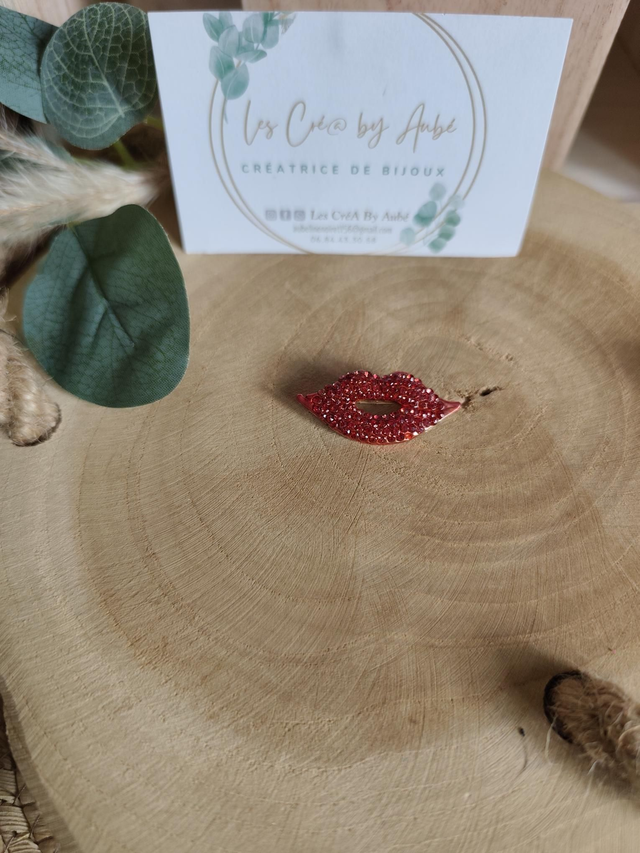 BROCHE BOUCHE STRASS 0000473