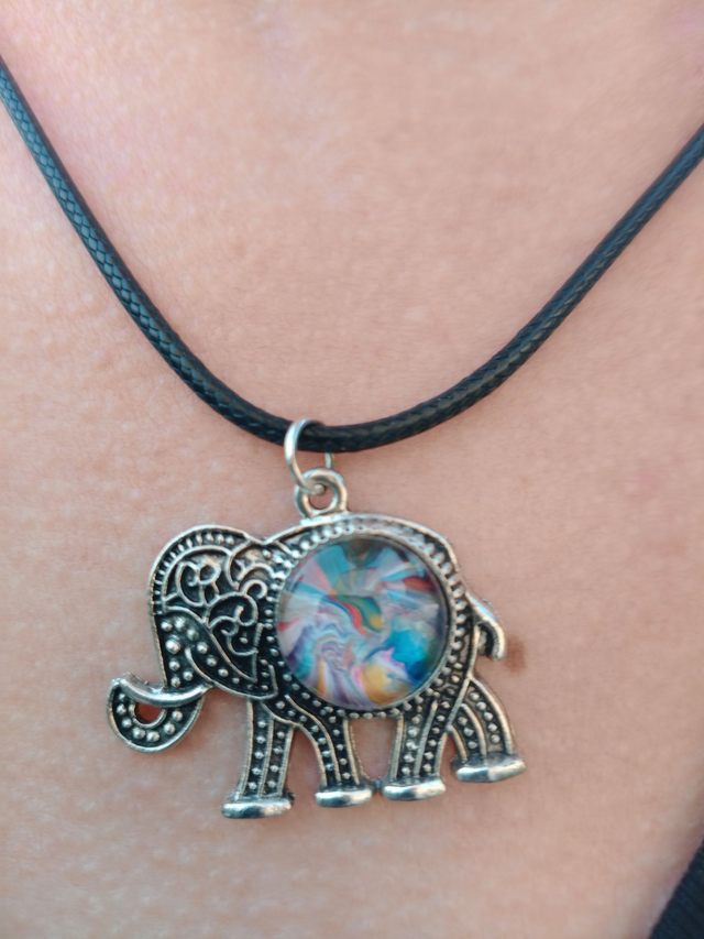 Pendentif éléphant cabochon peint