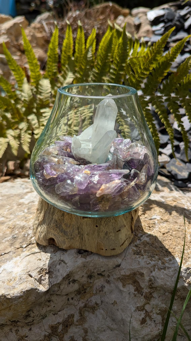 Amas de quartz sur son bois flotté 