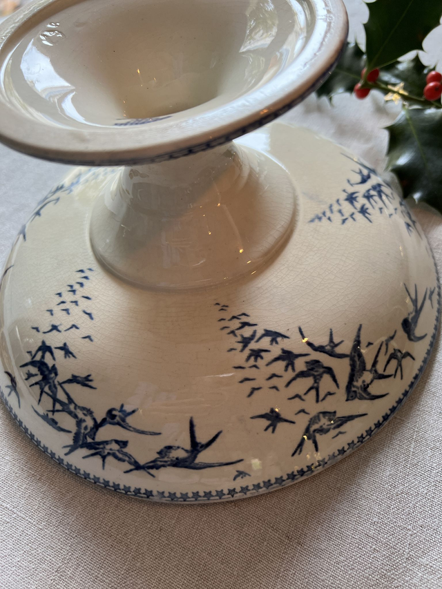 HIRONDELLES - Superbe grand compotier signé Creil & Montereau - Terre de Fer