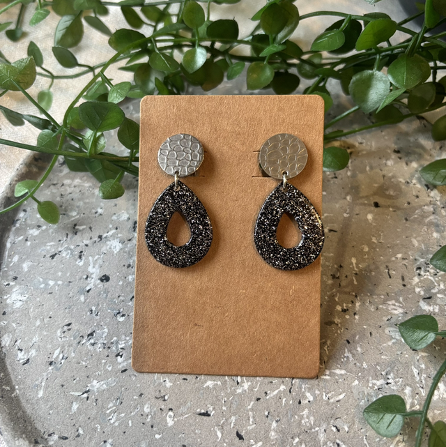 Boucles d’oreilles résine noir et argenté