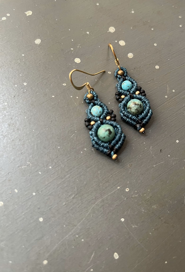 Petites boucles d&#039;oreille en macramé et perles bleu vert