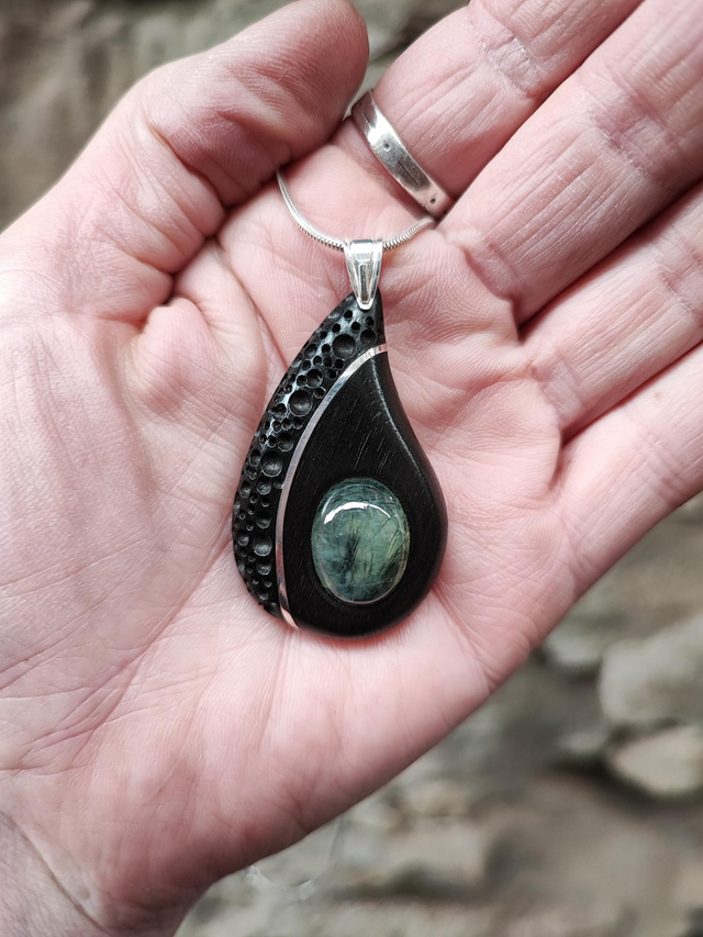 Pendentif en Bois d'Ebène du Gabon, Phrénite et Argent