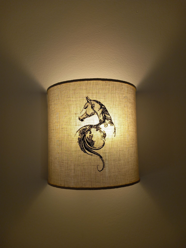 Applique murale lin brodé "Cheval" forme demi cercle , électrifiée.