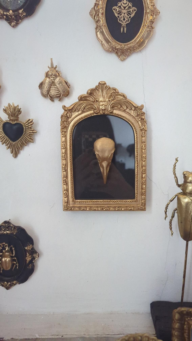 Cadre en arche dorée - crâne corbeau