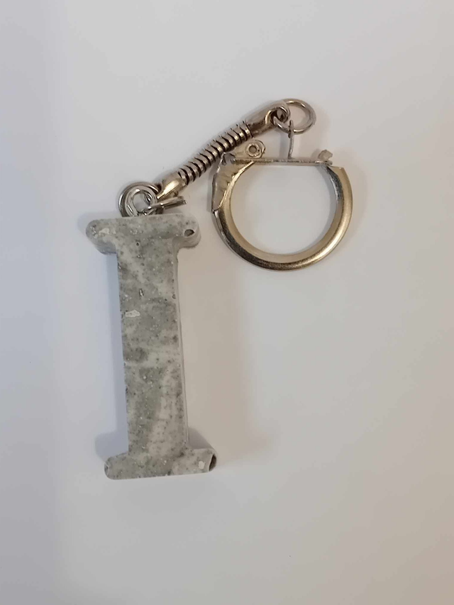 Porte clef lettre I  en jesmonite 