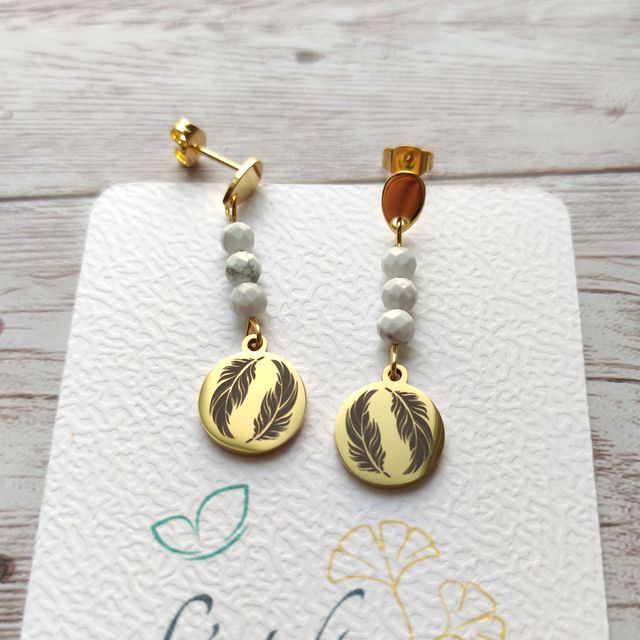 Boucles d&#039;Oreilles Howlite, Plumes &amp; Sérénité