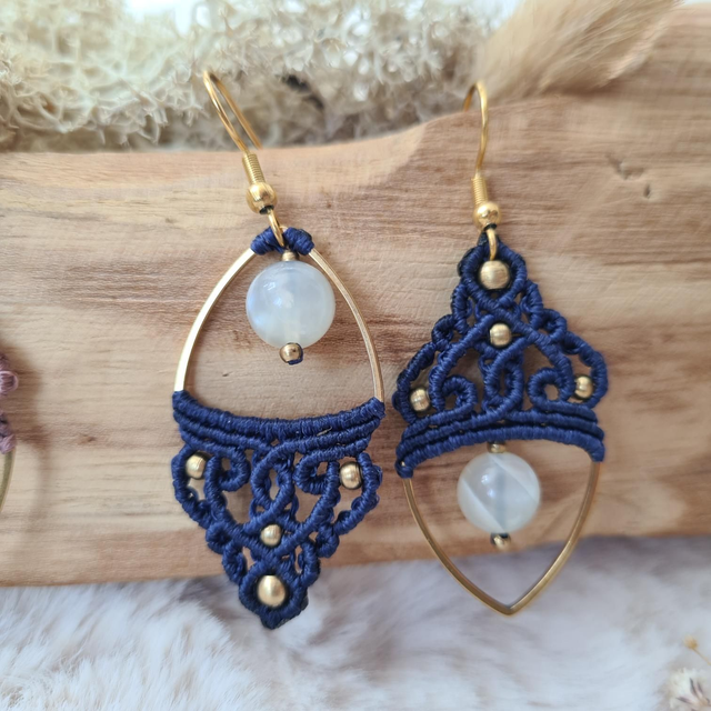 Boucles d'oreilles asymétriques pendantes légères en macramé avec perles naturelles.