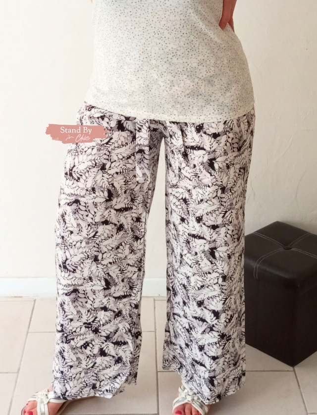 Pantalon palazzo avec joli motif feuilles noires