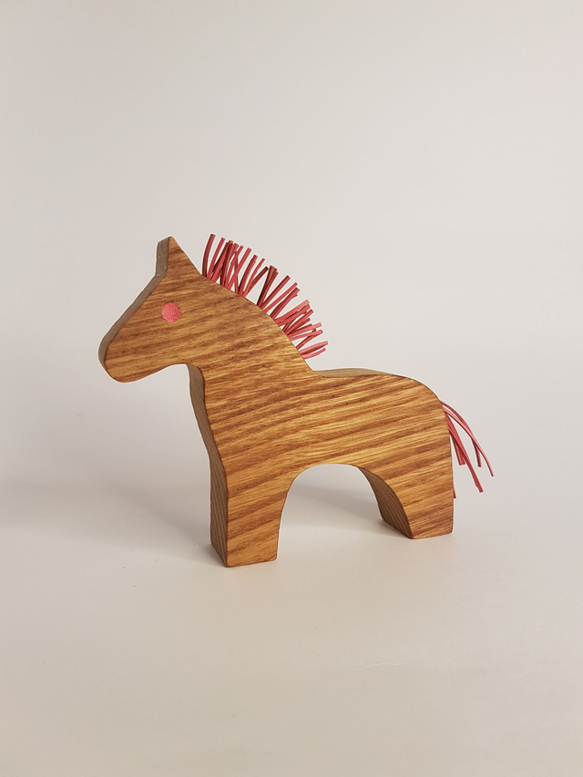 Cheval décoratif en bois de chêne et cuir rose