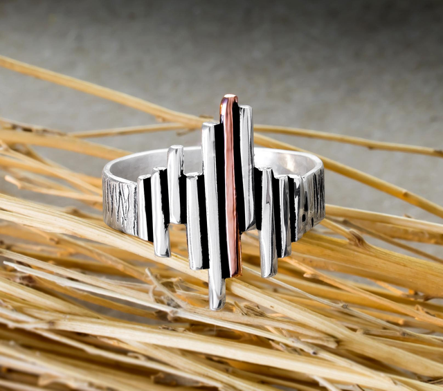 Anillo hecho a mano en plata 925 y detalle en cobre