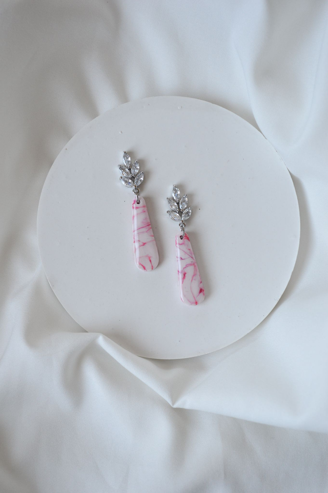 Marble Pink uhani iz polimerne gline s kristalnimi listi