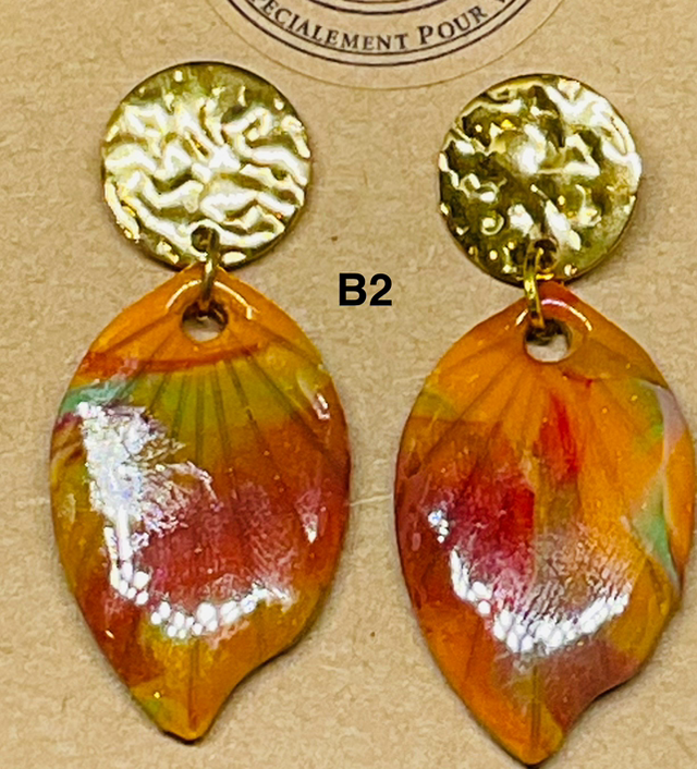 Boucles d’oreilles pendantes  en pâte polymère et resineUV ;PUCES argentées ou dorées en acier inoxydable 