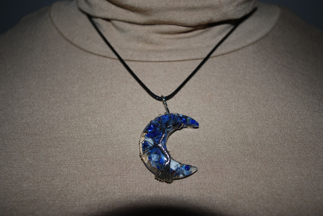 Collier à file noir demi-lune lapis -lazuli 
