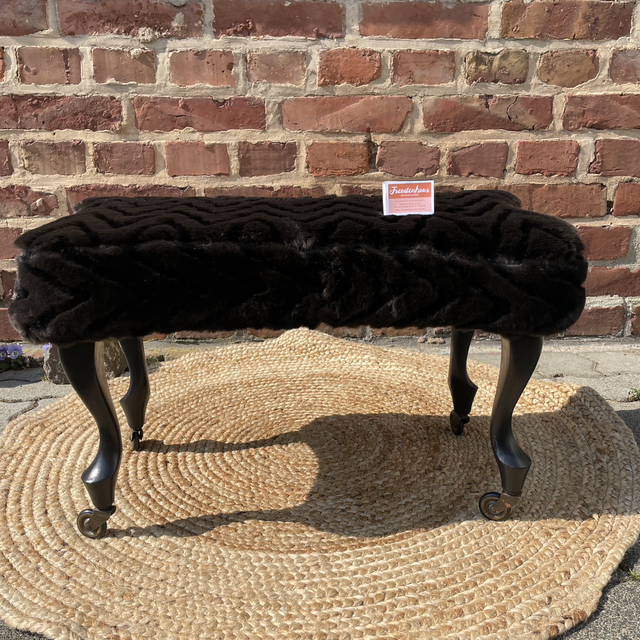 Hocker  mit geschwungenen Beinen