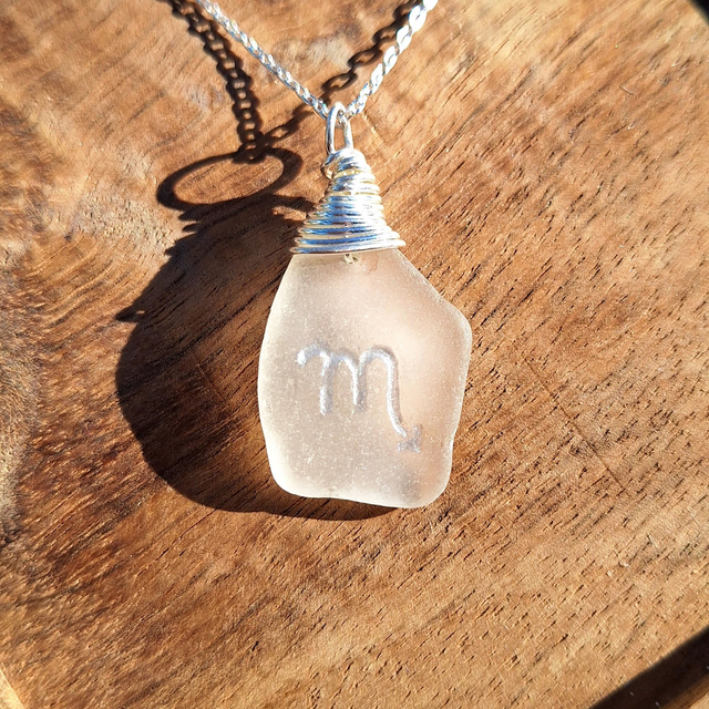 Astro Scorpion - pendentif en verre gravé et argent