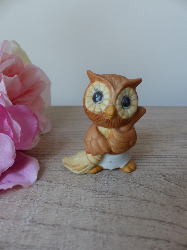 Figurine Chouette Ménagère en Céramique – Hibou avec Balai – Statuette Vintage Symbolique – Cadeau Retraite, Nouveau Départ, Crémaillère