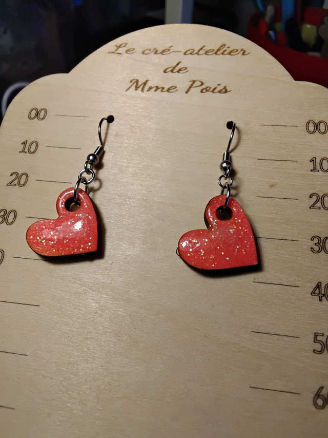 Boucles d’oreilles cœur pailleté rose en bois et résine – Attache crochet artisanale