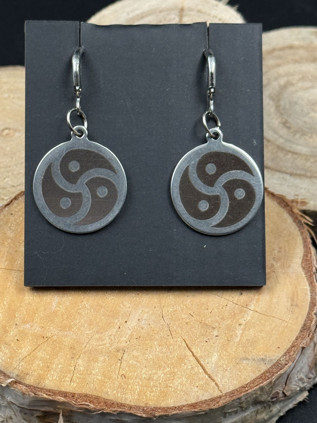 Stainless steel oorknopje met hanger en gegraveerd BDSM symbool