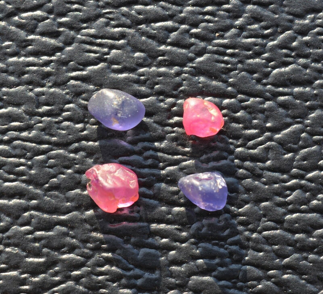 Lot de 4 Saphirs bruts du Sri lanka 5,15ct rough gemstones sapphire multicolor unheated