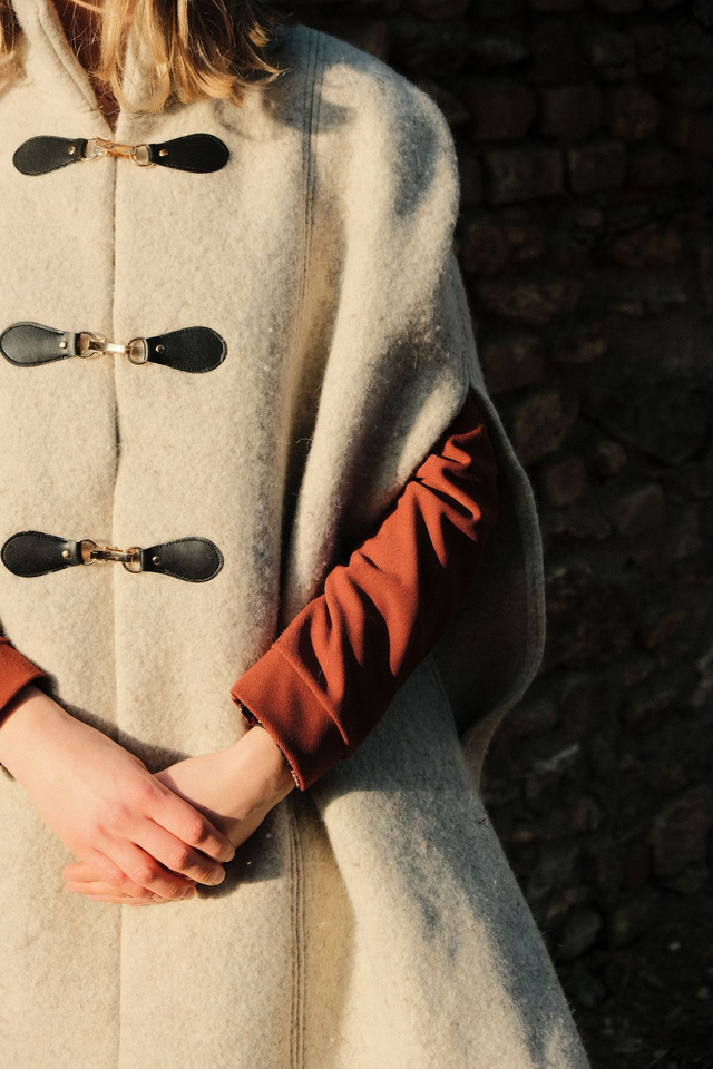 Cape longue en feutre – Élégance & Authenticité