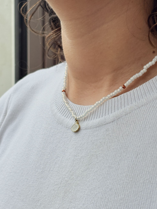 COLLIER DE PERLE + 1 BRELOQUE