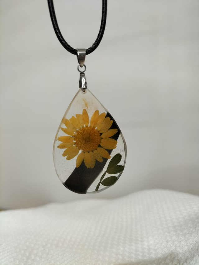 Pendentif goutte fleur et résine