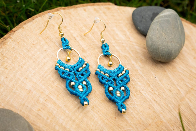 Boucles d&#039;oreilles en micro-macramé et perles dorées ou argentées 