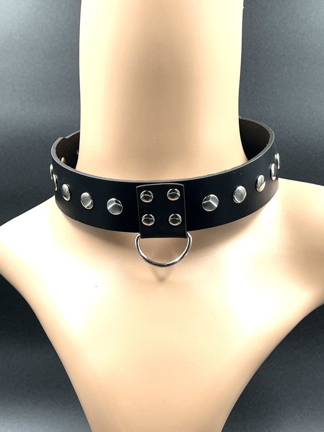Collar van echt tuigleer voorzien van BDSM-symbool of studs