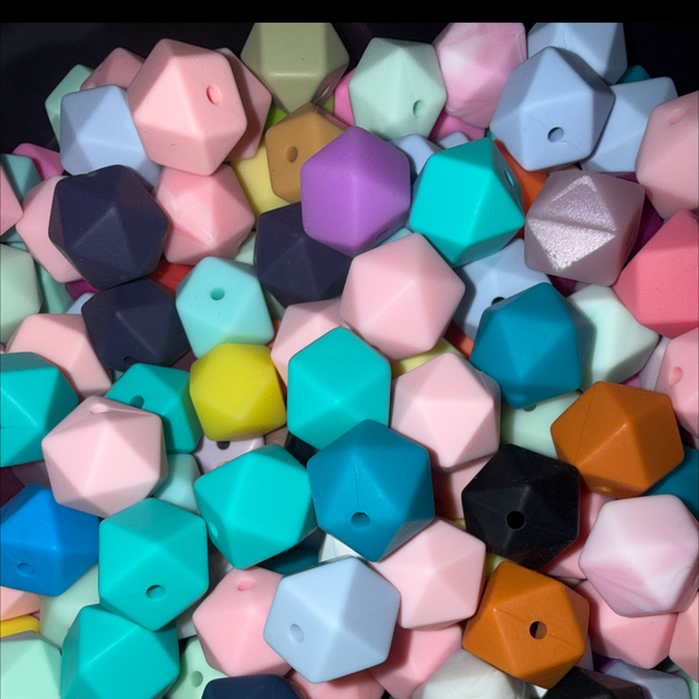 Perles 15 mm hexagonale couleur aléatoire 