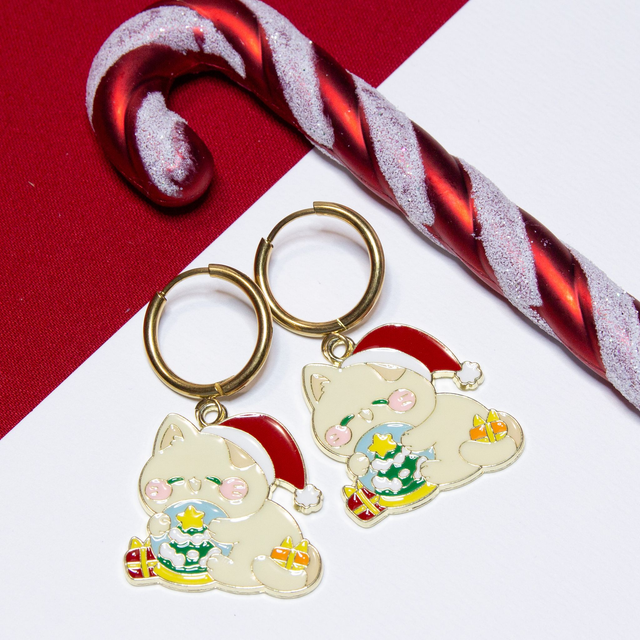 Božični muc s snežno kroglo