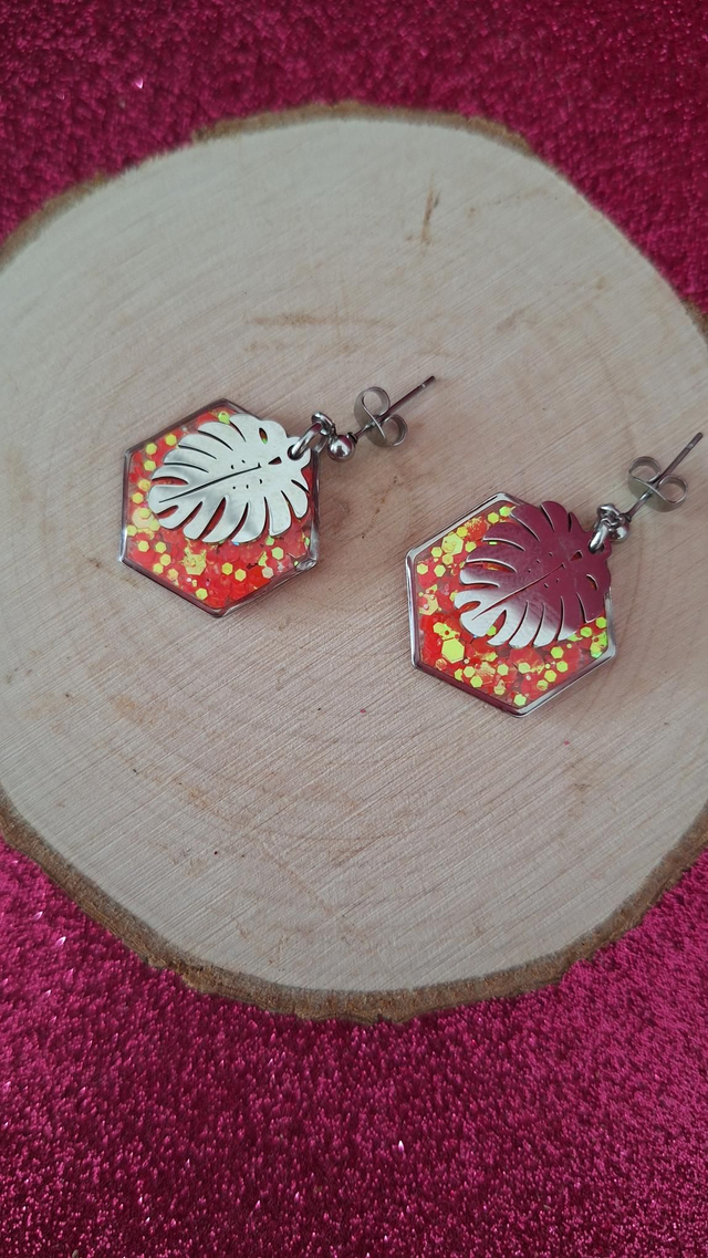 Boucles d&#039;oreilles Monstera argentées paillettes corails 