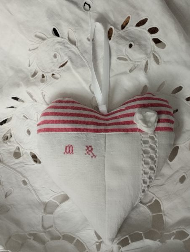 coussin de porte coeur à suspendre linge ancien monogramme