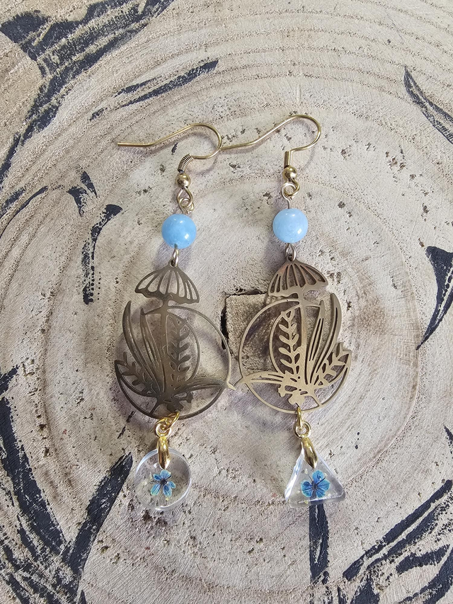 Champignons dorés,  fleurs bleues 