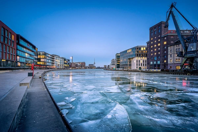 Eis auf dem Hafenbecken