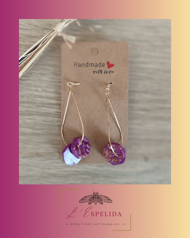 Mini hexagones violets et dorés sur goutte dorée