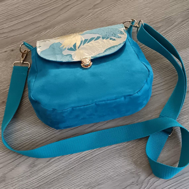 Sac bandoulière artisanal suédine bleue et toile de coton dorée - Création cousue main en Vendée