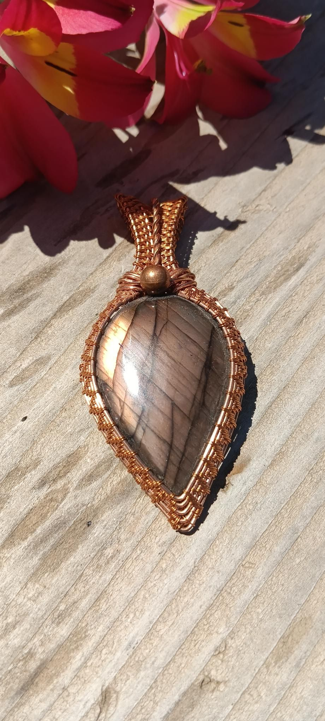 Pendentif sublime labradorite et Cuivre tissé