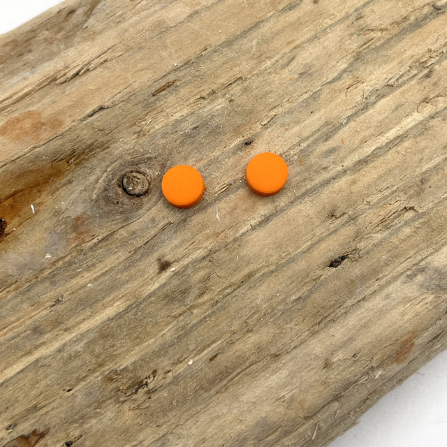 Recharge orange studs 